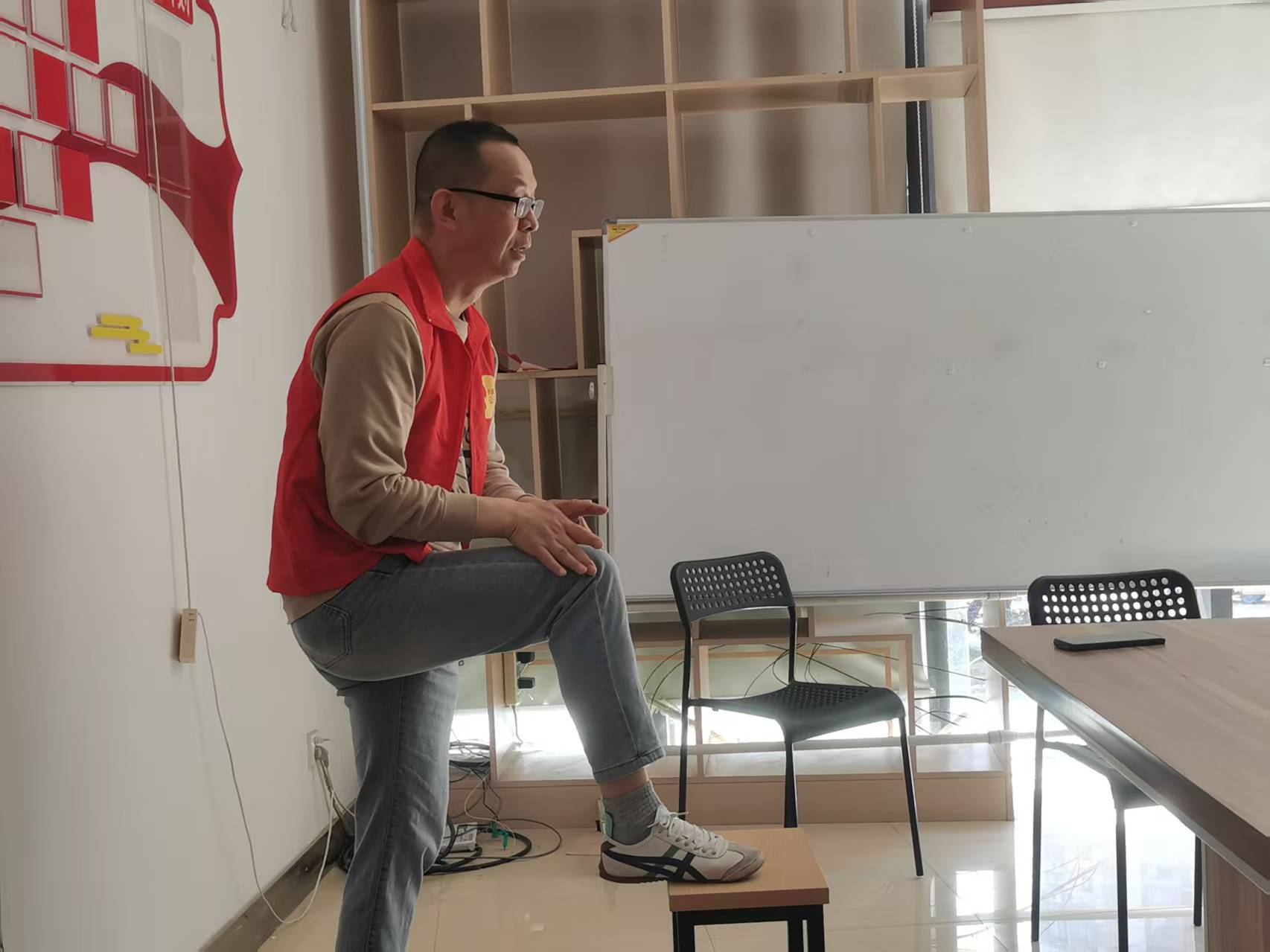  股四头肌拉伸训练 _股四头肌训练椅_认知障碍老人康复训练 