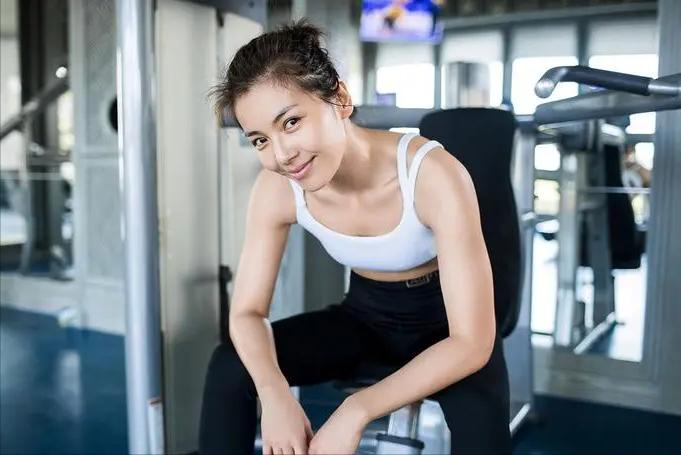 戴手套健身的坏处_戴手套健身的好处_健身戴不戴手套