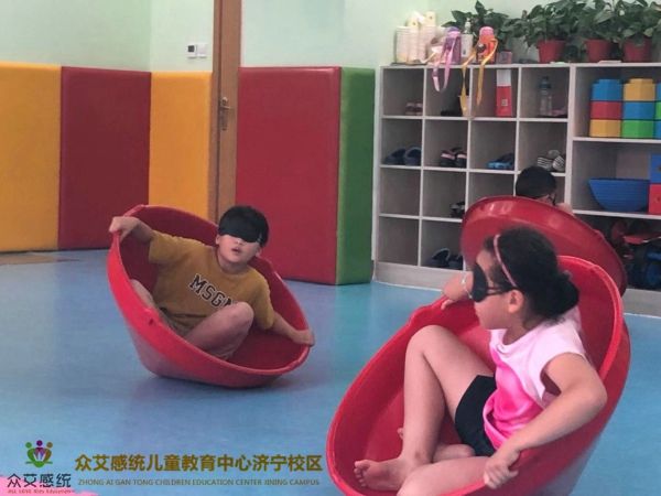 济宁感统训练好处_济宁感统训练游戏_感统训练单腿椅