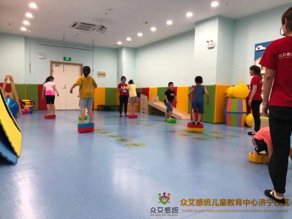 济宁感统训练好处_济宁感统训练游戏_感统训练单腿椅
