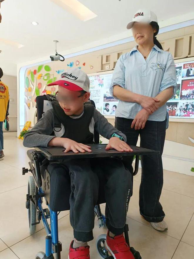 杜氏肌营养不良症姿势座椅轮椅_佩梅病儿童轮椅捐赠_股四头肌训练椅