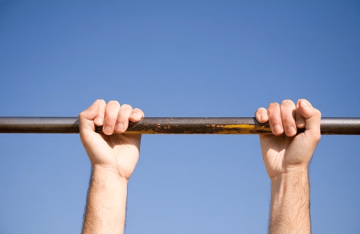 漫蛙漫画(网页入口) 单杠引体到底要不要戴手套？我建议戴，而且至少准备两种手套