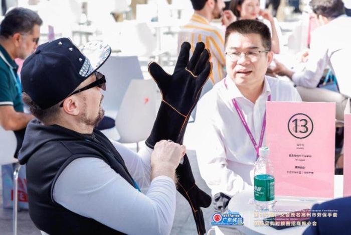 开yun体育app官方下载入口 广交会上，高州劳保手套“套”住了国际采购商的心