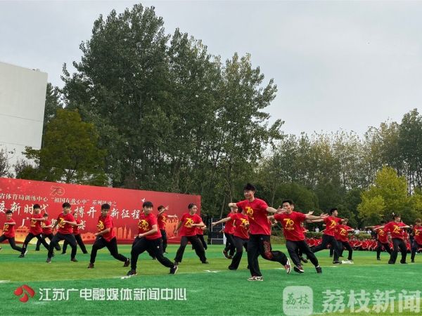 庆祝新中国成立70周年广场舞大赛_健美舞广场舞_武术世界冠军广场舞表演
