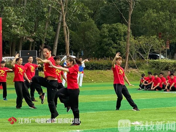 武术世界冠军广场舞表演_庆祝新中国成立70周年广场舞大赛_健美舞广场舞