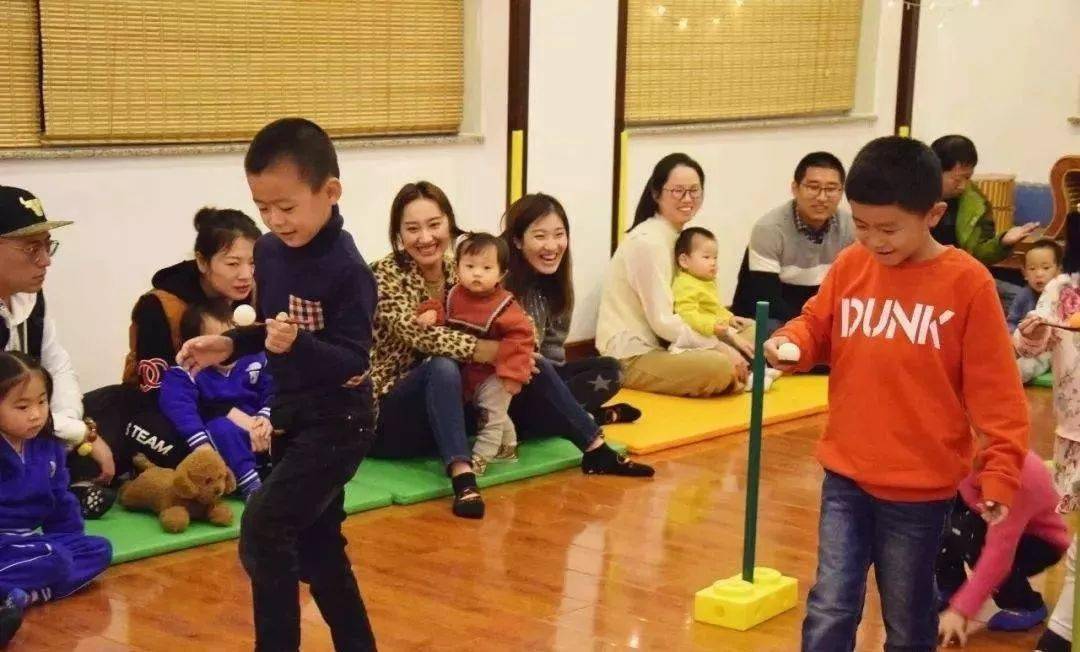 感统训练坐独角椅_感统训练单腿椅_感统训练单脚站立