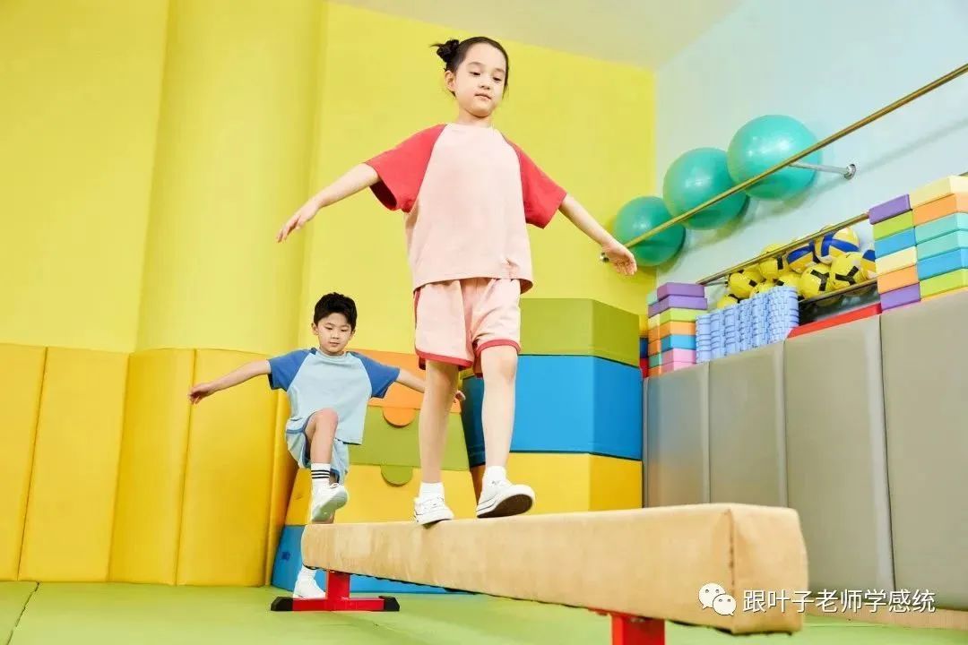 感统训练单脚站立_椅子体能训练_感统训练单腿椅