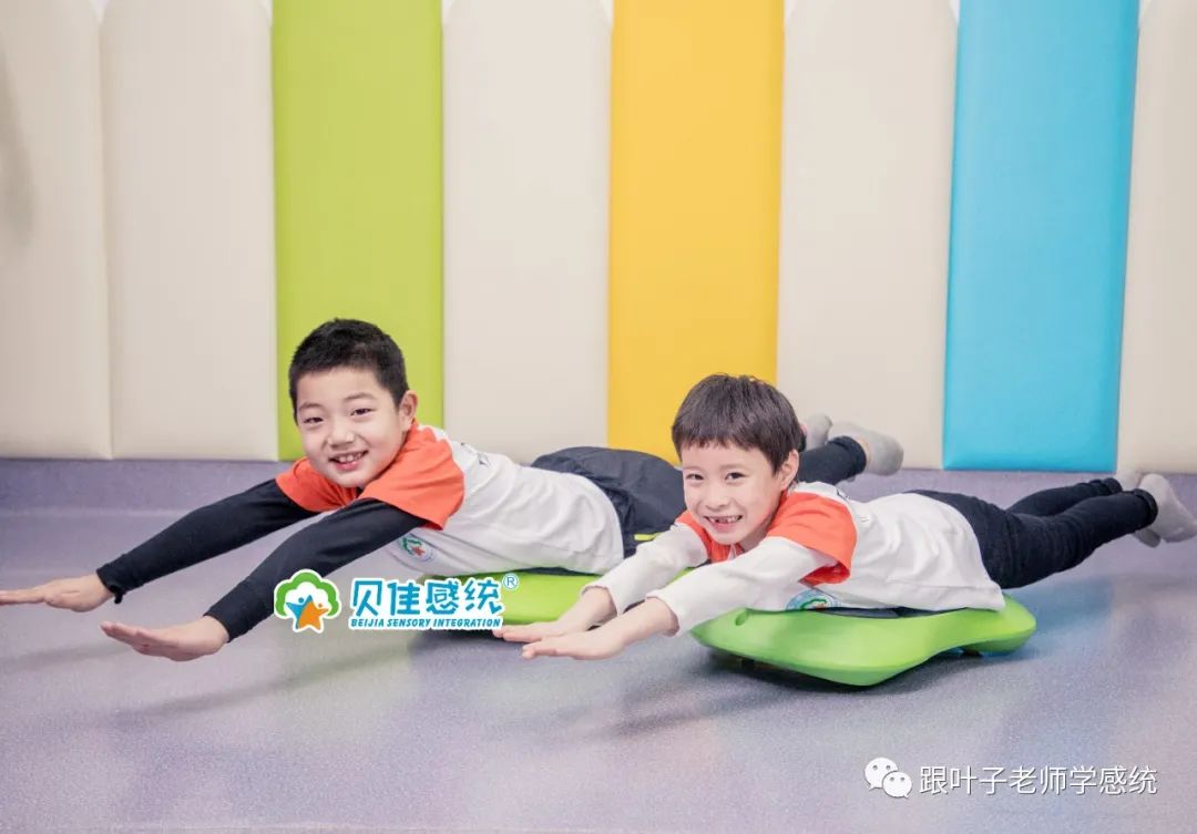 感统训练单脚站立_椅子体能训练_感统训练单腿椅