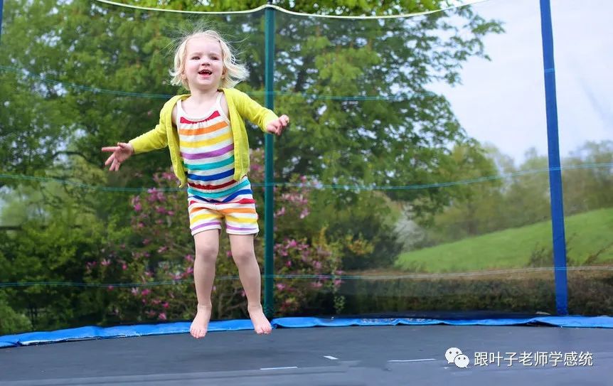 椅子体能训练_感统训练单脚站立_感统训练单腿椅