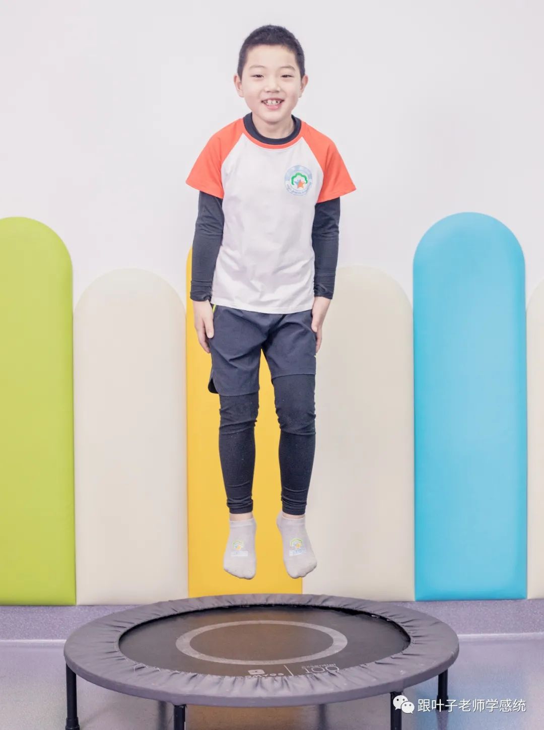 感统训练单腿椅_感统训练单脚站立_椅子体能训练