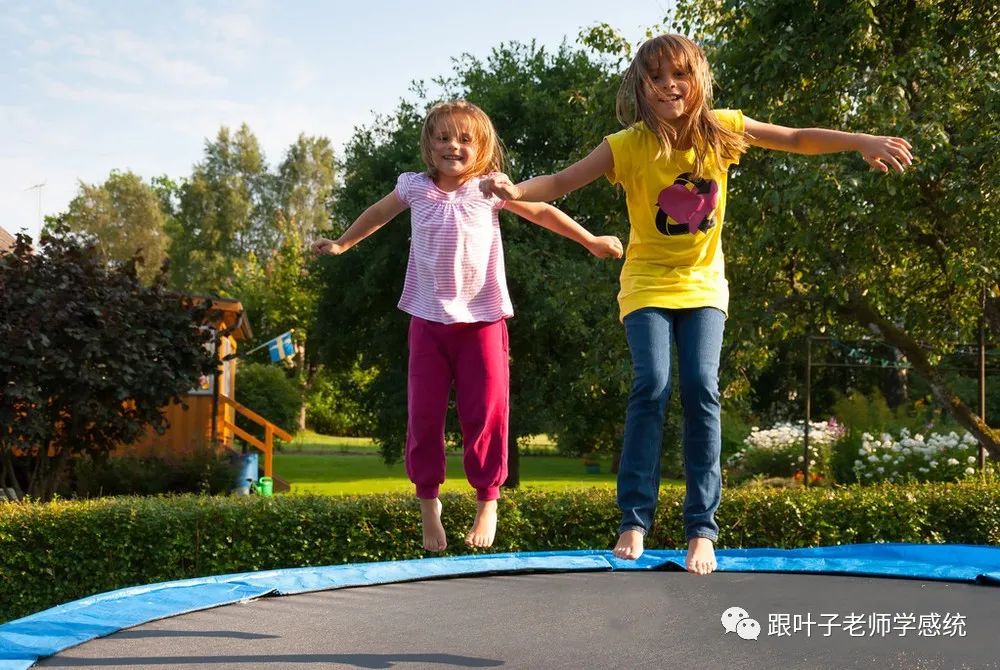 感统训练单脚站立_椅子体能训练_感统训练单腿椅