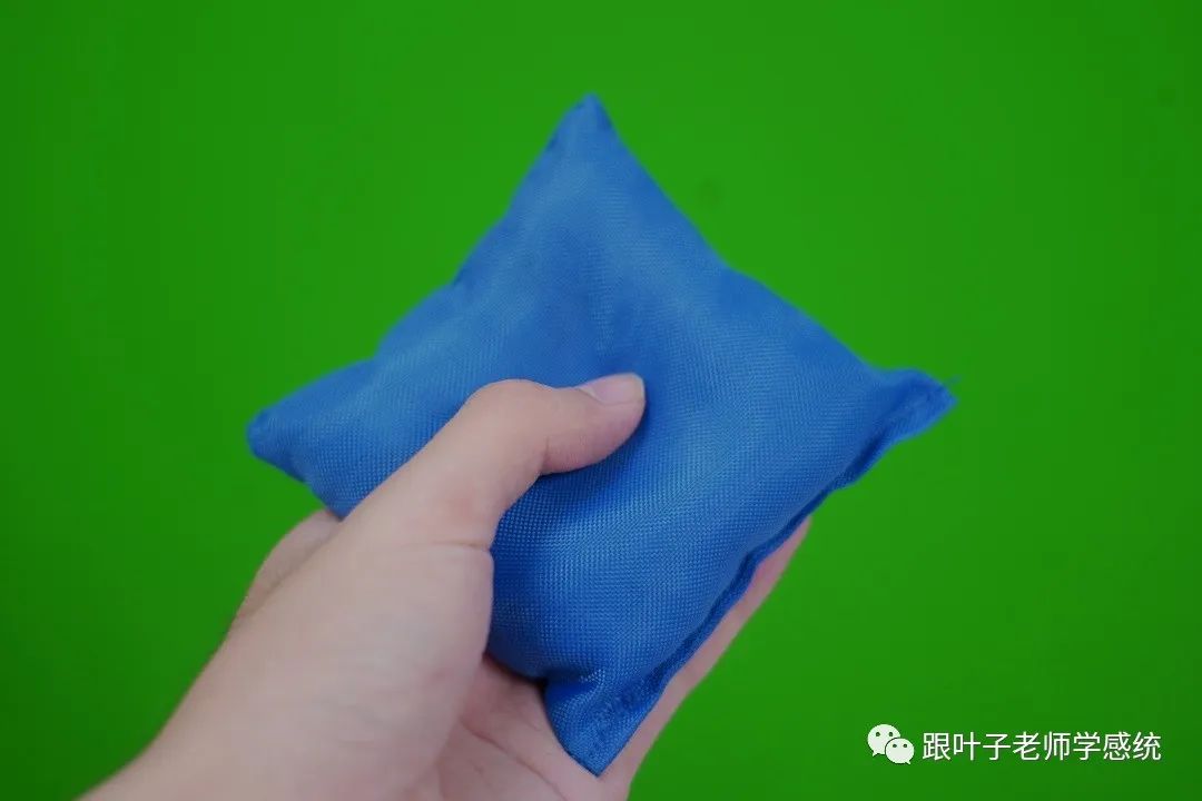 感统训练单脚站立_椅子体能训练_感统训练单腿椅