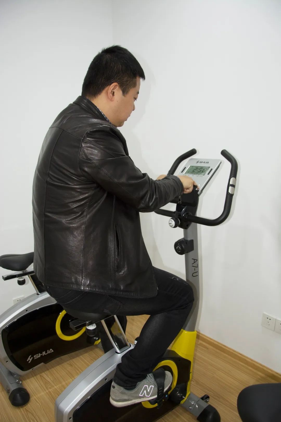 三人站健身器材使用图解_三人站综合训练器使用方法_三人站综合训练器功能