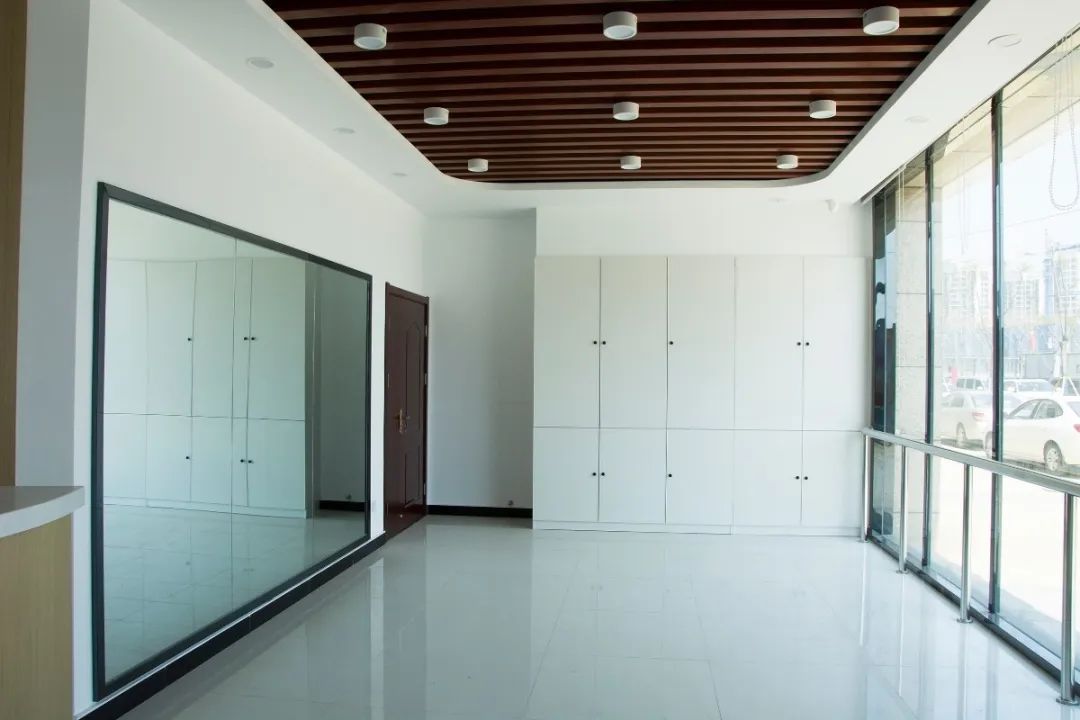 三人站综合训练器功能_三人站综合训练器使用方法_三人站健身器材使用图解