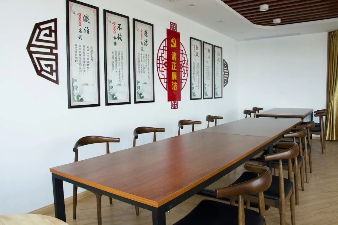 三人站综合训练器使用方法_三人站综合训练器功能_三人站健身器材使用图解