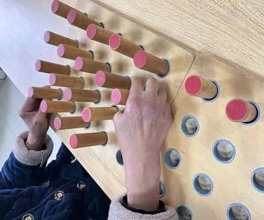 感统课独脚凳的目的_感统训练单腿椅_感统训练坐独角椅