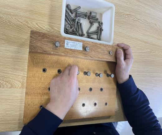 感统课独脚凳的目的_感统训练坐独角椅_感统训练单腿椅