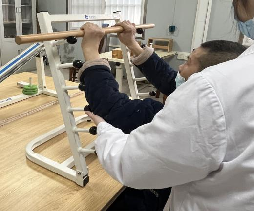 感统课独脚凳的目的_感统训练单腿椅_感统训练坐独角椅