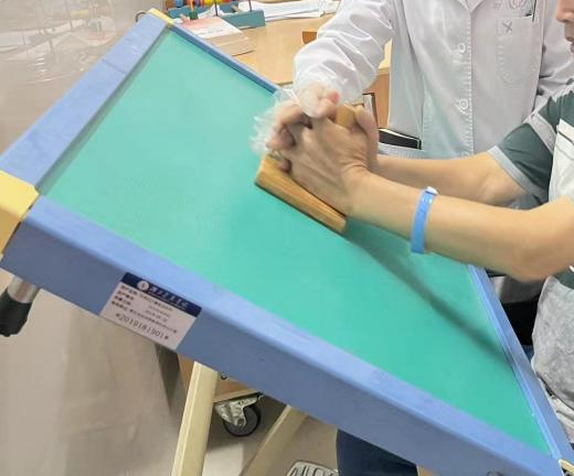 感统训练坐独角椅_感统课独脚凳的目的_感统训练单腿椅