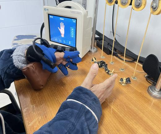 感统训练单腿椅_感统训练坐独角椅_感统课独脚凳的目的