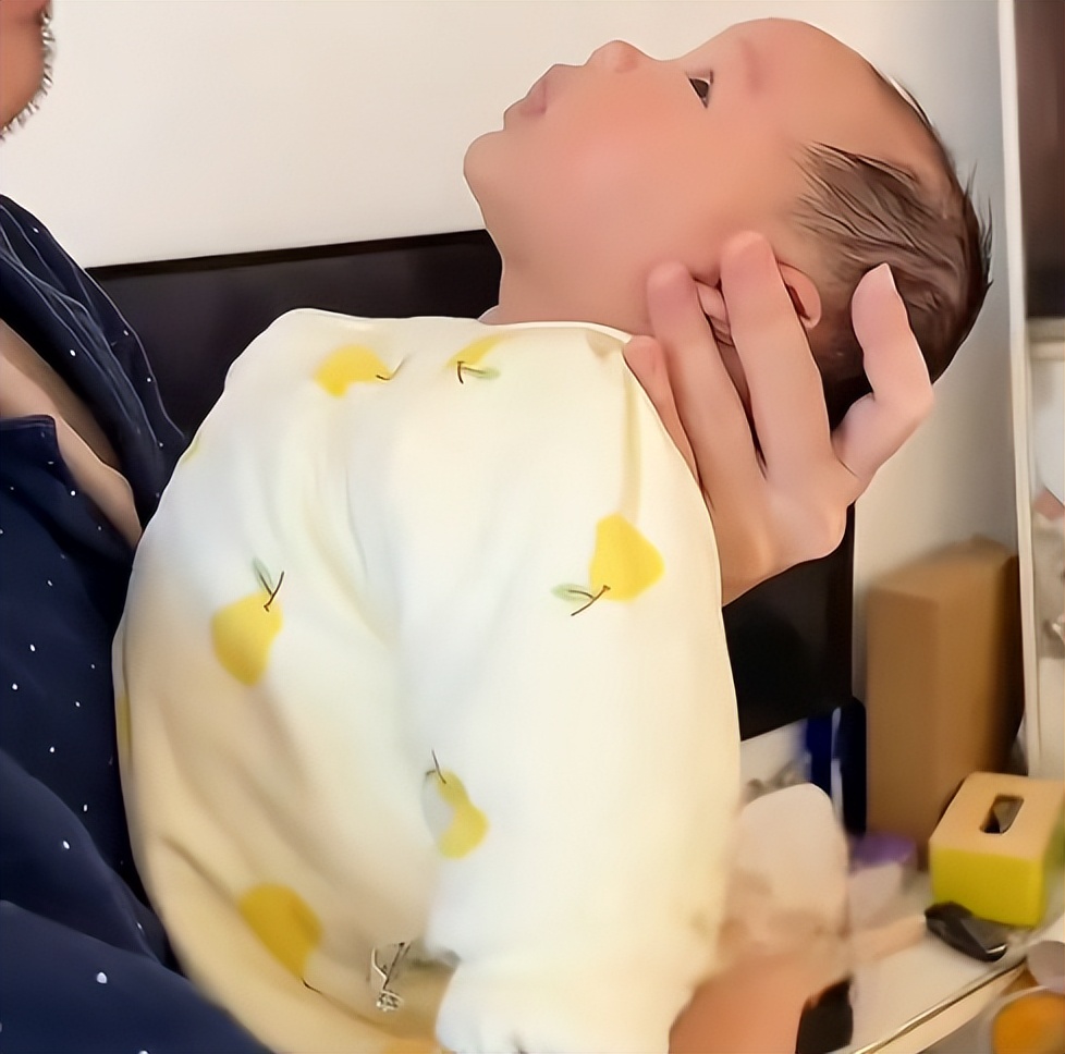 婴儿抱姿错误_ 传统抱姿危害_髋关节训练椅