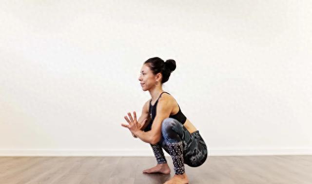 韩漫漫画网站免费观看下拉式 如果你能蹲下，还能完成这5个串联，说明你的身体真的很年轻！