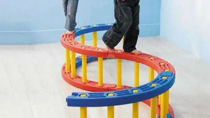 感统训练单腿椅_感统训练坐独角椅_感统课独脚凳的目的