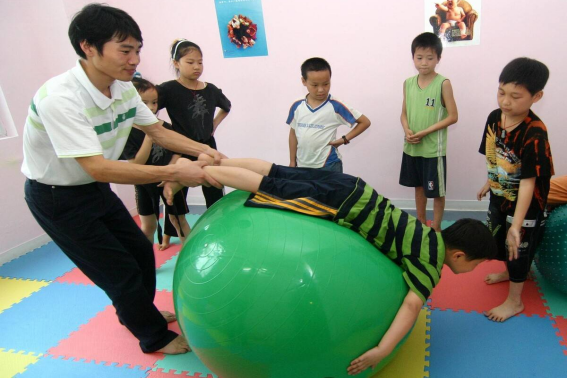 感统训练单腿椅_感统训练方法上抛接小球_拍皮球练习小推车