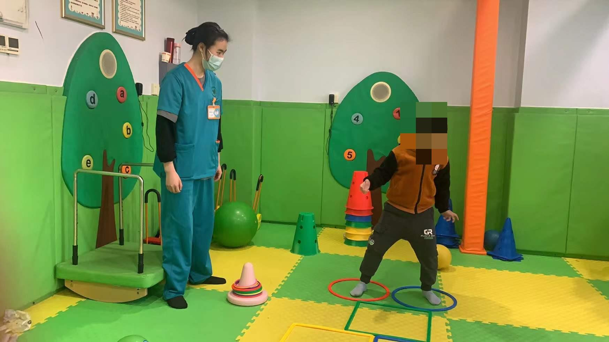 感统课独脚凳的目的_感统训练单腿椅_椅子体能训练