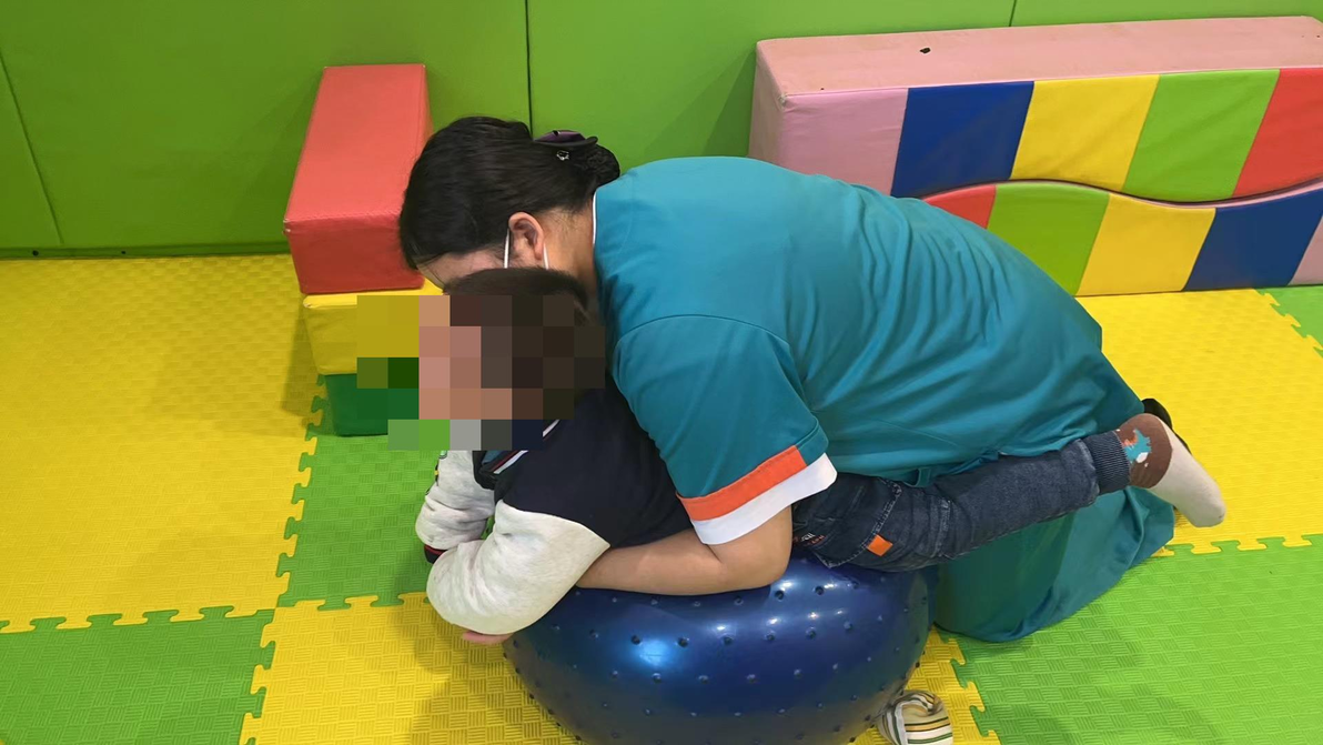 感统课独脚凳的目的_感统训练单腿椅_椅子体能训练