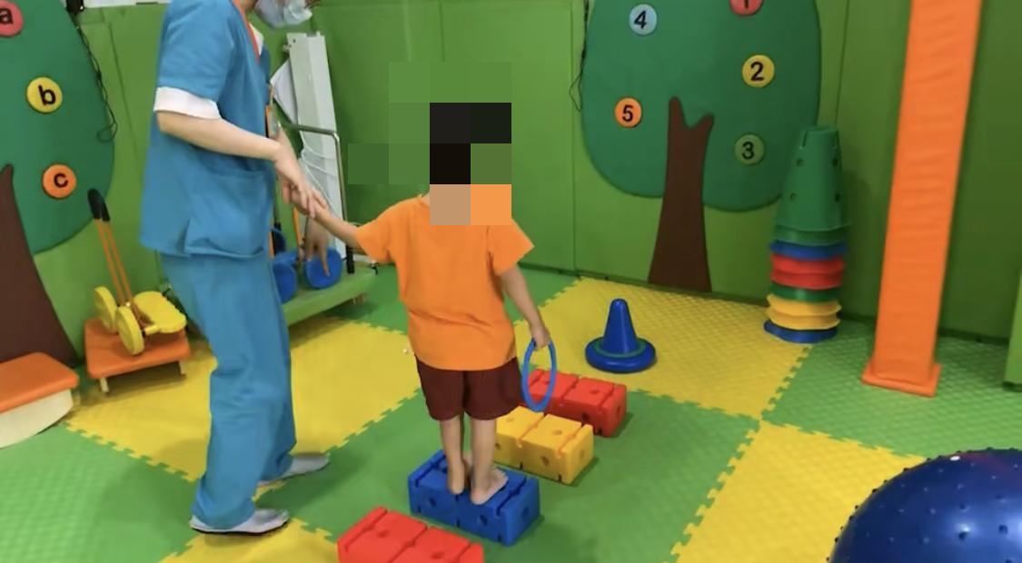 感统课独脚凳的目的_椅子体能训练_感统训练单腿椅