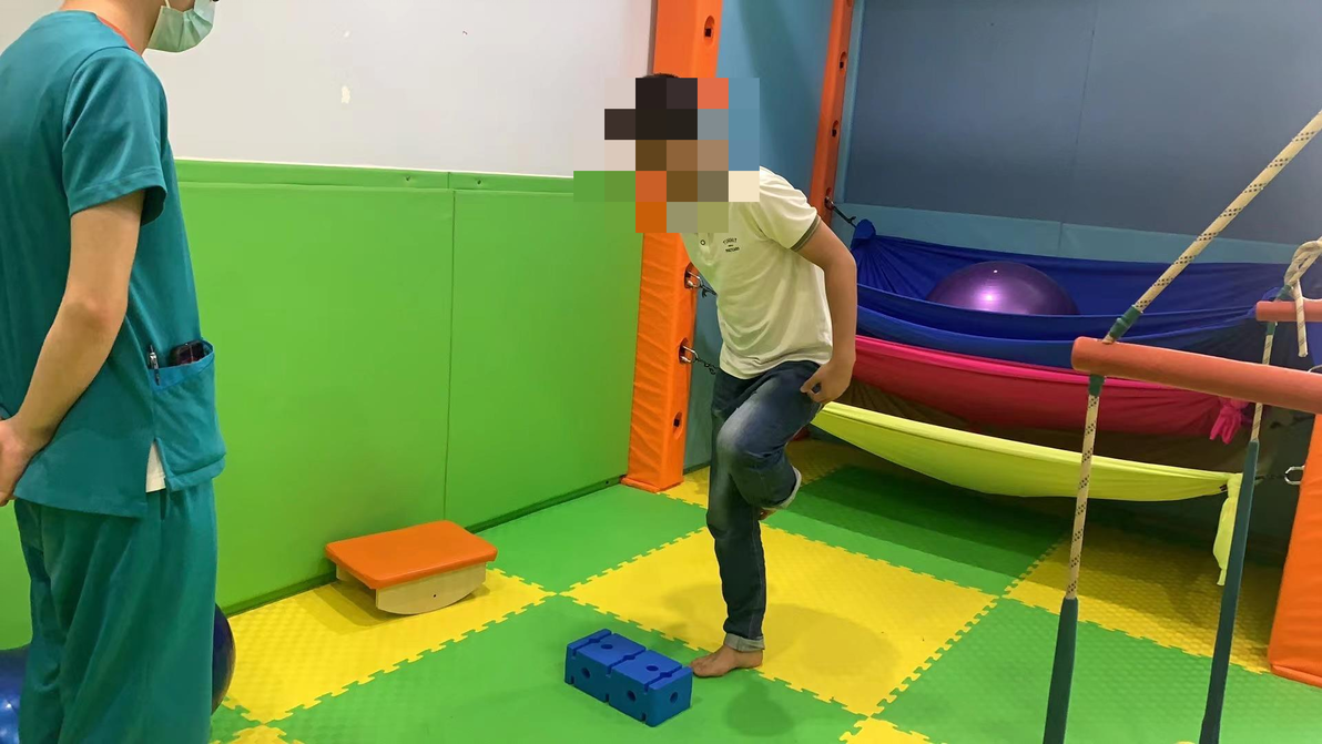 椅子体能训练_感统课独脚凳的目的_感统训练单腿椅