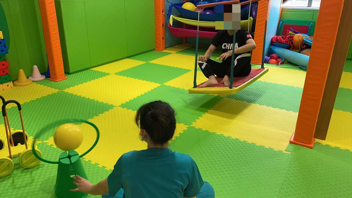 感统课独脚凳的目的_感统训练单腿椅_椅子体能训练