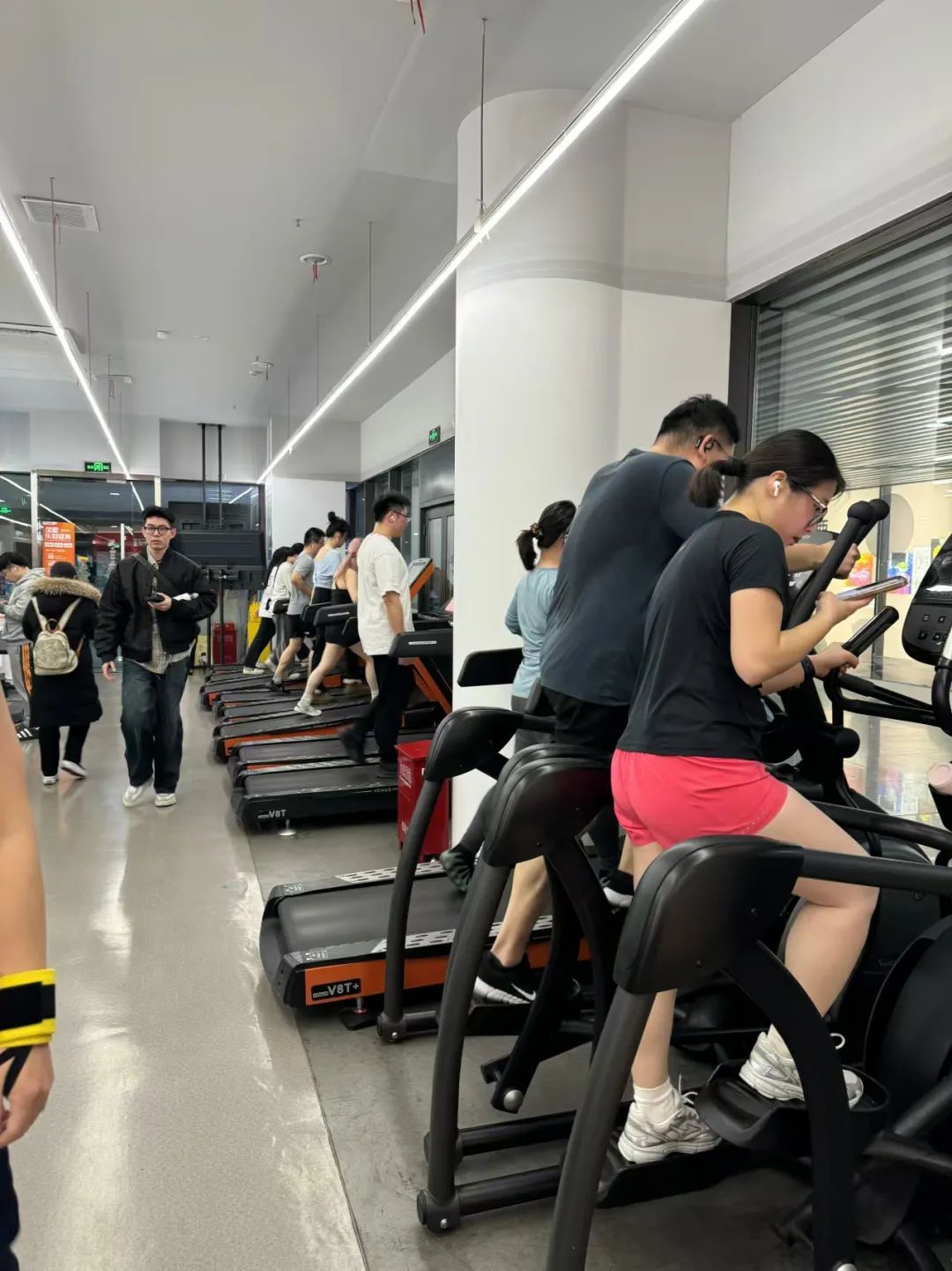 杭州节后减肥 健身房人气飙升 晚高峰健身_杭州跑步机什么牌子售后好的