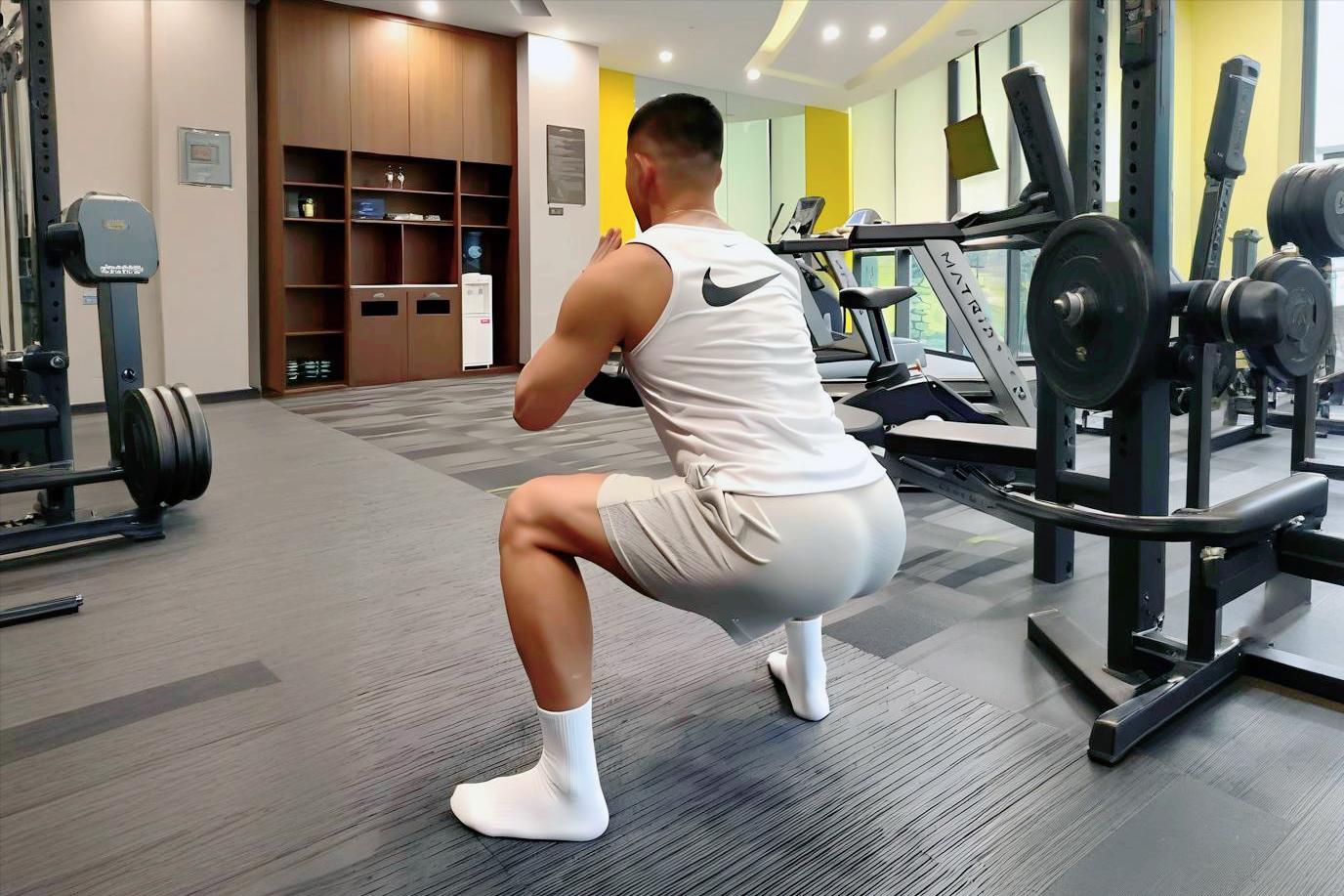男性臀部训练方法_股四头肌训练椅_男性练臀好处