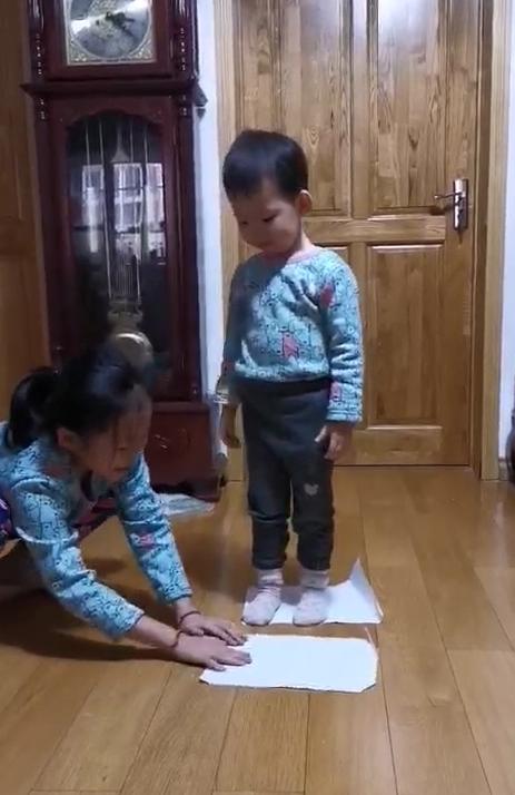 感统训练单脚站立_椅子体能训练_感统训练单腿椅