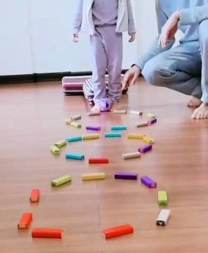 感统训练单腿椅_感统训练单脚站立_椅子体能训练