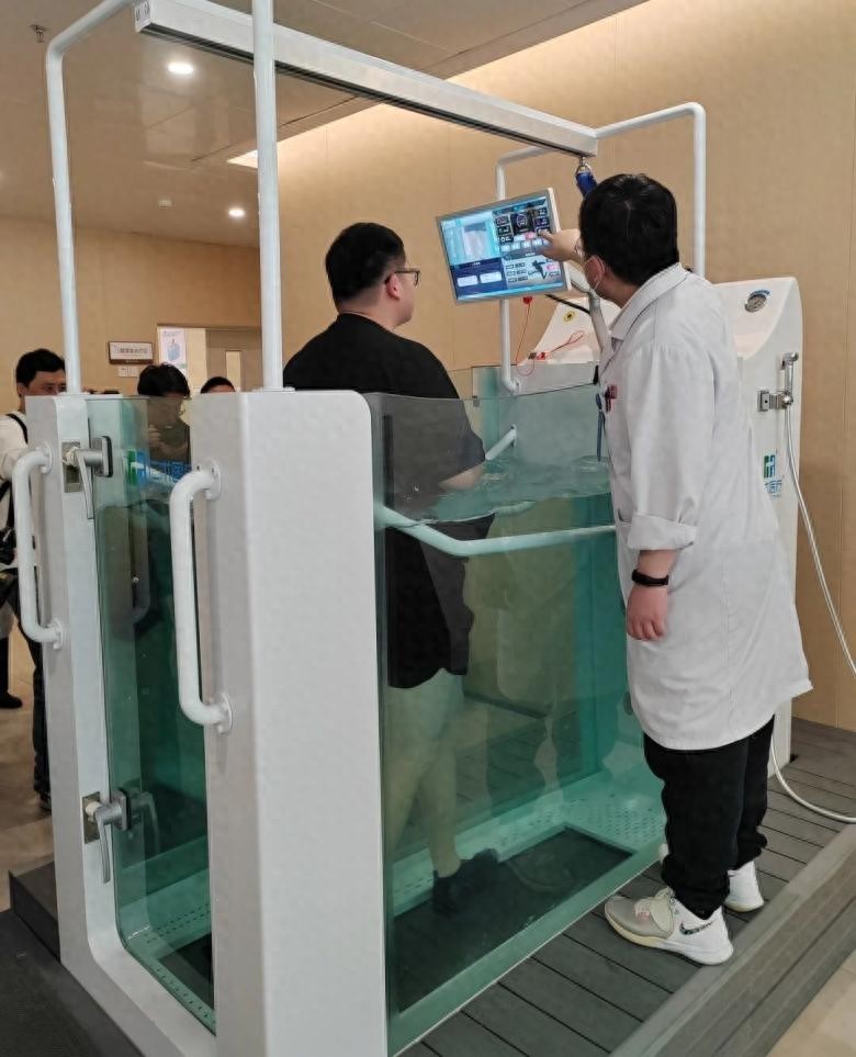 女神漫画免费登录入口页面弹窗 水中跑步机、健身游戏机……这家医院减肥有趣味“黑科技”