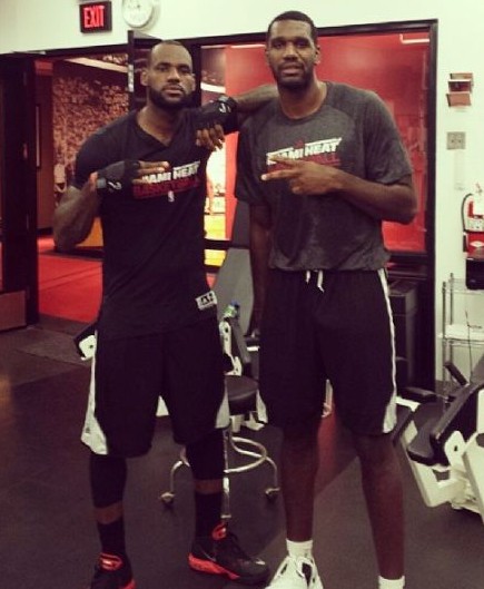 开yunapp体育官网入口下载手机版 詹皇仿科比反重力跑步机训练 晒与奥登合照(图)