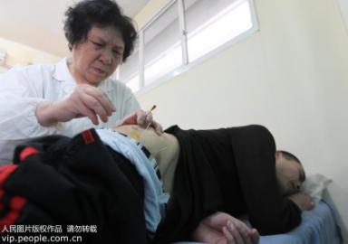 妖精漫画在线看漫画页面下拉式 跳舞太容易伤到脚踝？广场舞活动指南快转给爸妈