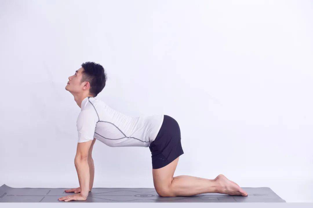 瑜伽颈椎健身图片_锻炼颈椎瑜伽视频教程_颈椎健身瑜伽