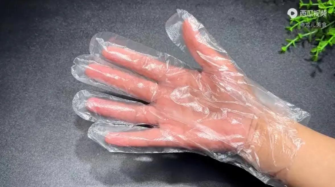 开yun体育官网入口登录app 今天才知道，一次性手套原来一直戴错了，这才是正确方法，看学学