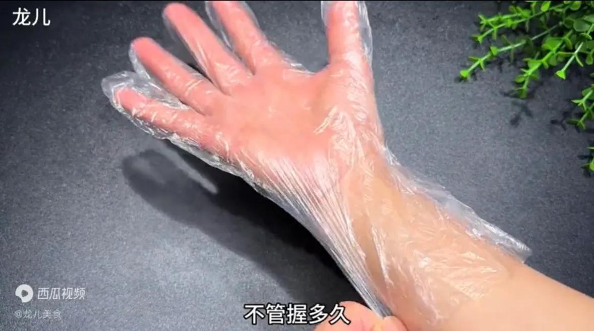 一次性手套正确戴法_如何让一次性手套更服帖_健身手套紧的好处