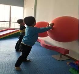 感统训练单腿椅_感统训练单脚站立_椅子练腿