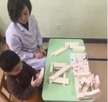 感统训练单腿椅_感统训练单脚站立_椅子练腿