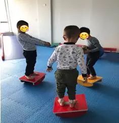 感统训练单脚站立_椅子练腿_感统训练单腿椅