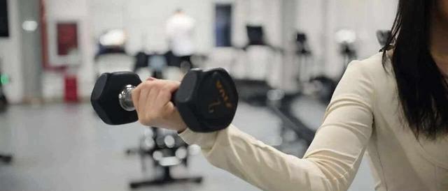 深蹲椅子靠墙静蹲训练_股四头肌训练椅_肌肉流失代谢综合征研究