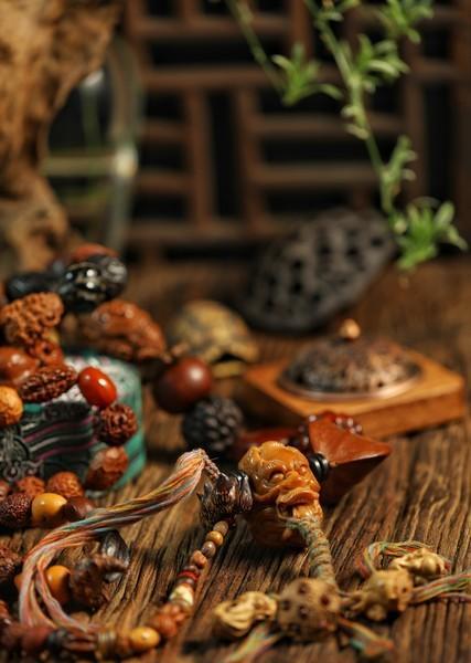 开yun体育app官方下载入口 真不是矫情！这9种木质手串必须+强烈建议戴手套盘玩！