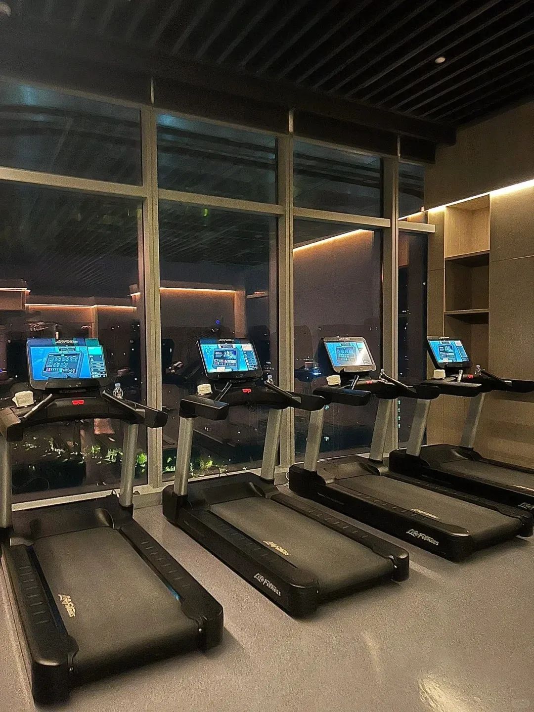 大飞鸟综合训练器_飞鸟训练器使用图解_飞鸟训练器练胸肌