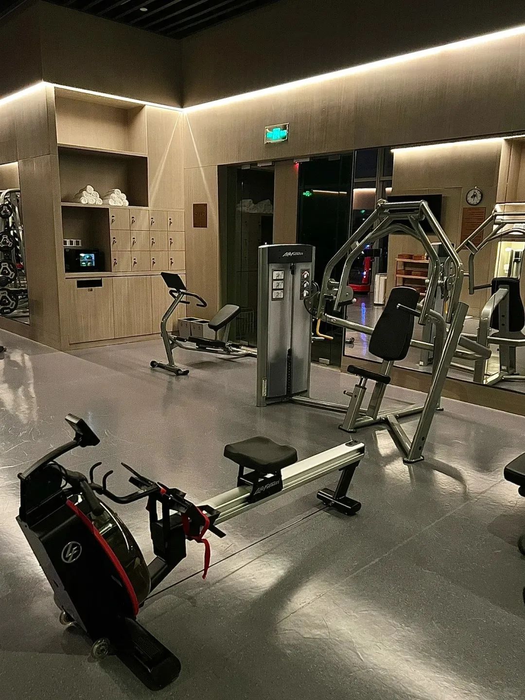 飞鸟训练器使用图解_大飞鸟综合训练器_飞鸟训练器练胸肌